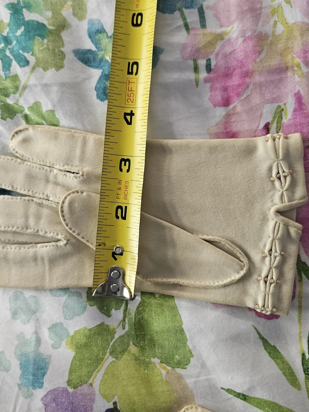 Cream Women's Gloves with Detailed Stitching